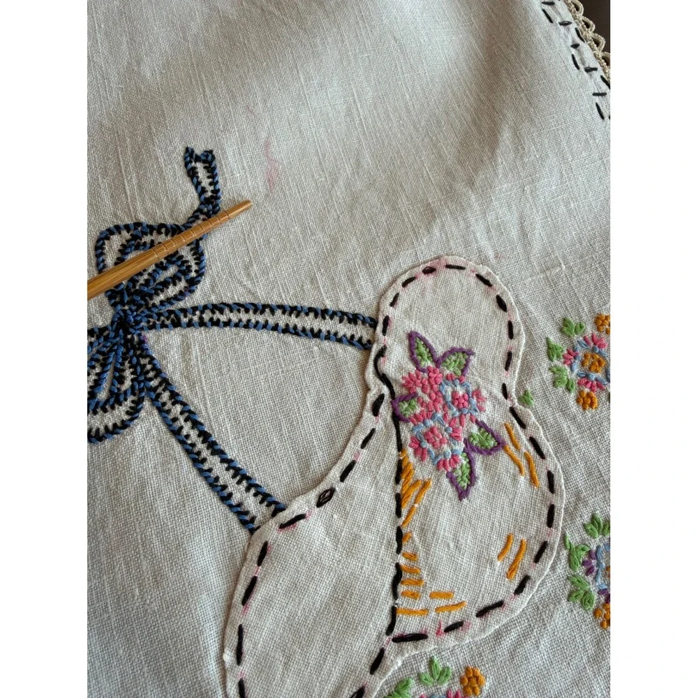Vintage Embroidered Southern Belle Hat Floral Linen Tablecloth‎ Crochet Trim